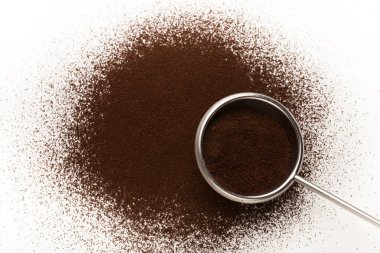 Kavrulmuş öğütülmüş kahve ile eski metal kaşık