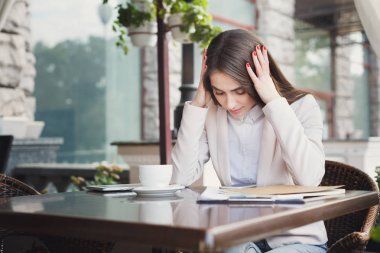 Yorgun işkadını açık havada kahve içme