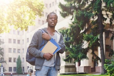Üniversitesi'nde kitaplarla Afrikalı-Amerikalı öğrenci