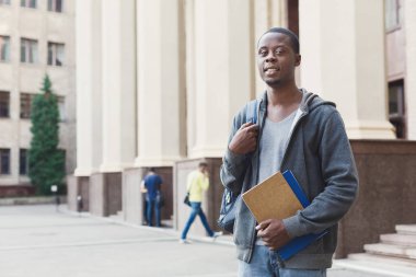 Üniversitesi'nde kitaplarla Afrikalı-Amerikalı öğrenci