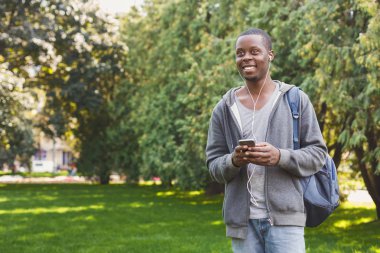 Genç adam açık havada park müzik dinlemek