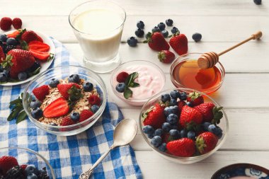 Zengin bir beyaz tahta masada Kahvaltı