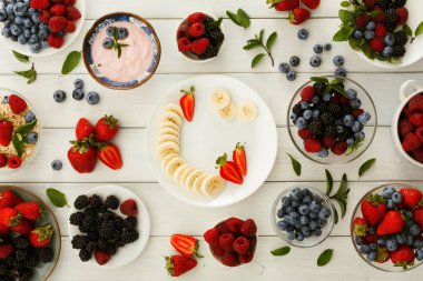 Sağlıklı bir kahvaltı meyve ve yoğurt Beyaz ahşap tablo