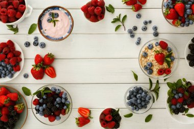 Sağlıklı bir kahvaltı meyve ve yoğurt Beyaz ahşap tablo