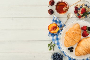 Continental Kahvaltı croissants ve beyaz tahta üzerinde çilek ile