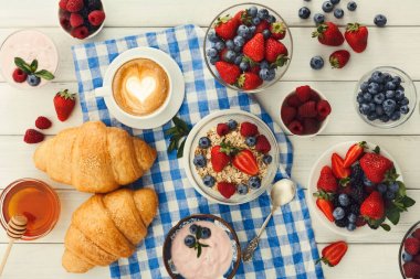 Continental Kahvaltı croissants ve çilek damalı c ile