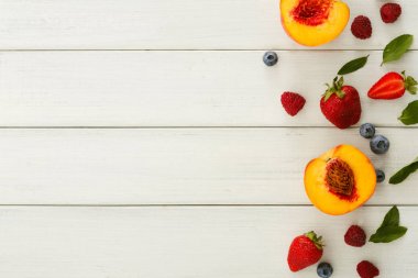 Beyaz ahşap masa üstü görünümünde çeşitli meyveler