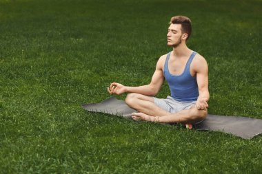 Genç adam pratik yoga, meditasyon poz sakin ol