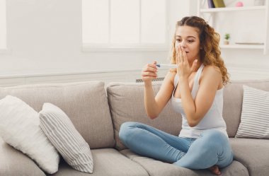 Sürpriz kız gebelik testinin sonuçları okuma