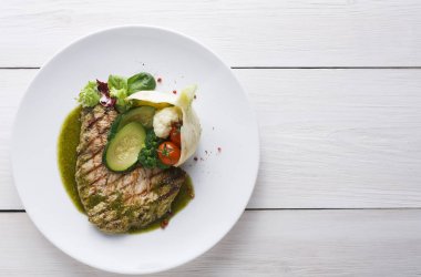 Mükemmel terbiyeli ızgara biftek sebze ve sos ile servis