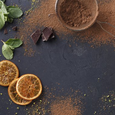 Kakao tozu elek içinde siyah arka plan üzerinde elenmiş.