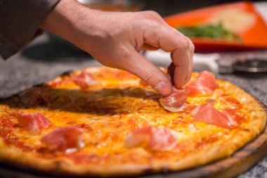 Prosciutto pizza için ekleme.