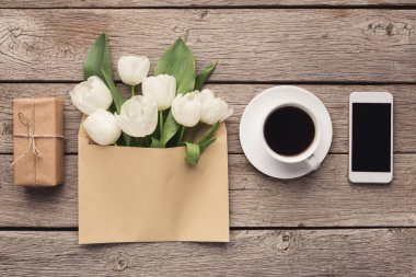 Buket beyaz laleler ve hediye kutusu ahşap arka plan üzerinde