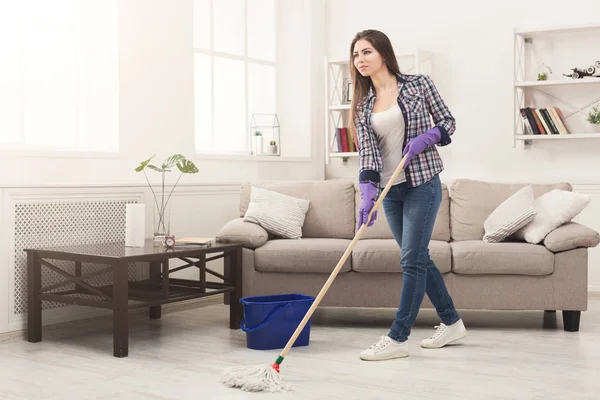 Mujer joven casa de limpieza con fregona — Foto de Stock