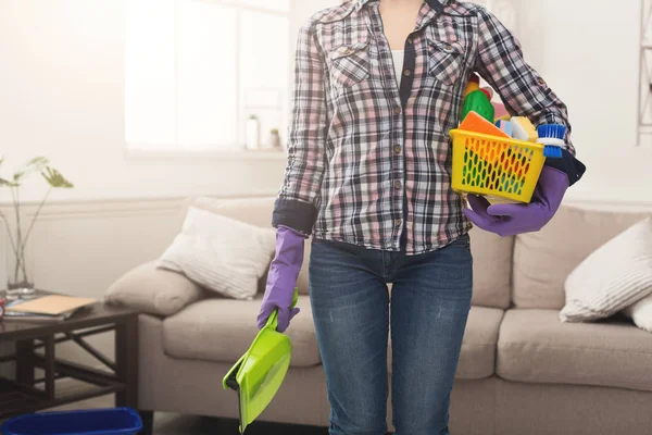 Mujer con equipo de limpieza listo para limpiar la habitación —  Fotos de Stock