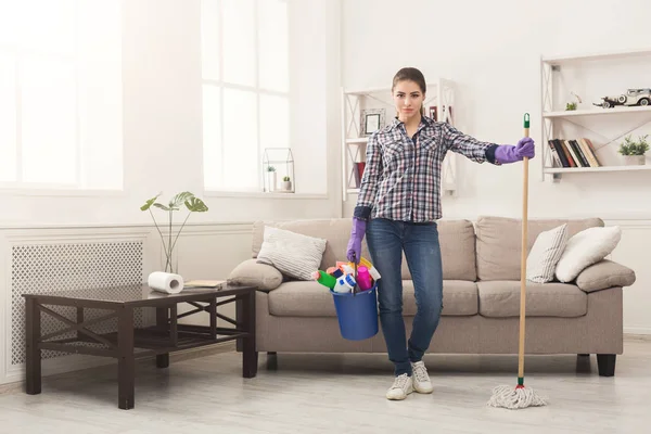 Vrouw met reinigingsapparatuur klaar om de kamer schoon — Stockfoto