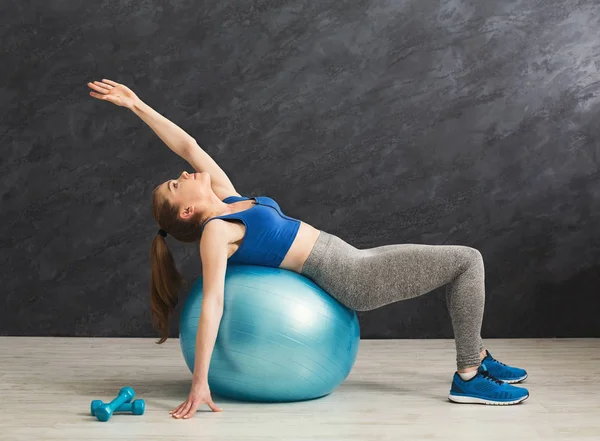 Fitness vrouw trainen met fitness bal binnenshuis — Stockfoto