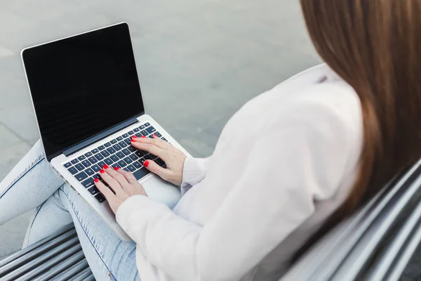 Forretningsdame bruker tom bærbar PC utendørs – stockfoto