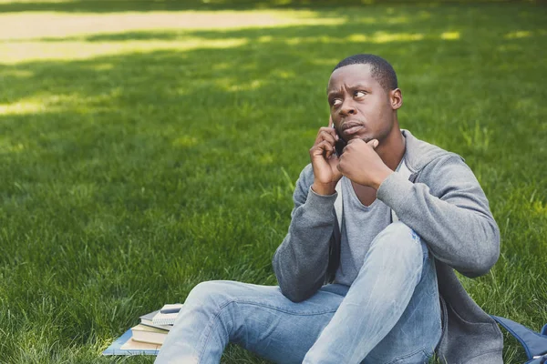 Sérieux homme afro-américain parlant au téléphone — Photo