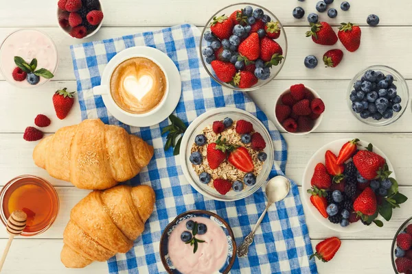 Континентальный завтрак с круассанами и ягодами на клетчатой С — стоковое фото