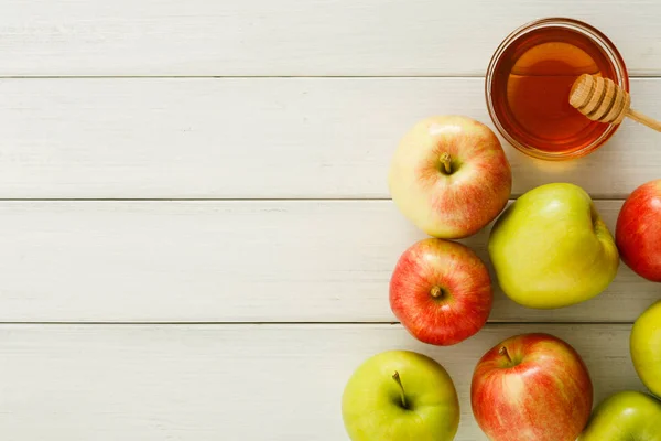Сезонный фон сбора урожая с яблоками и медом — стоковое фото