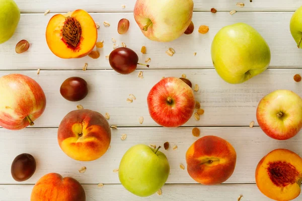 リンゴや桃、秋の収穫の背景 — ストック写真