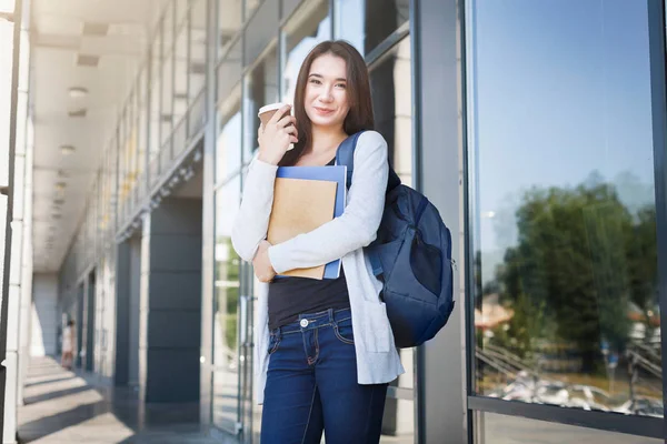 Jeune étudiante en informatique, avec livres et sac à dos. Rester dehors avant la leçon et boire du café — Photo