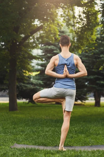 Jovem praticando ioga, dose de oração reversa — Fotografia de Stock