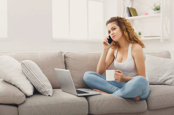 Hermoso freelancer trabajando en casa — Foto de Stock