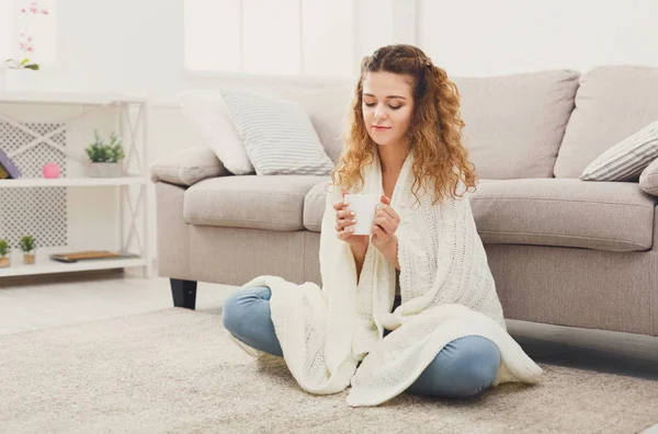 Gemütliches Zuhause. Rothaarige Mädchen im Plaid auf dem Fußboden — Stockfoto