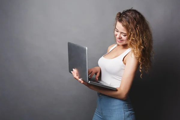 Mujer joven de pie con el ordenador portátil, espacio para copiar —  Fotos de Stock