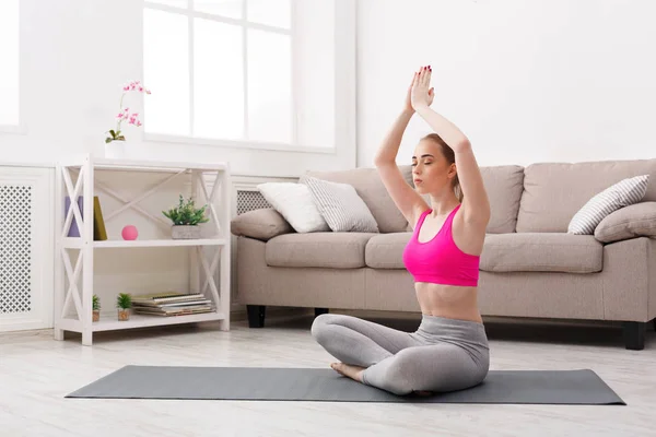 Mulher treinando ioga em pose de lótus — Fotografia de Stock