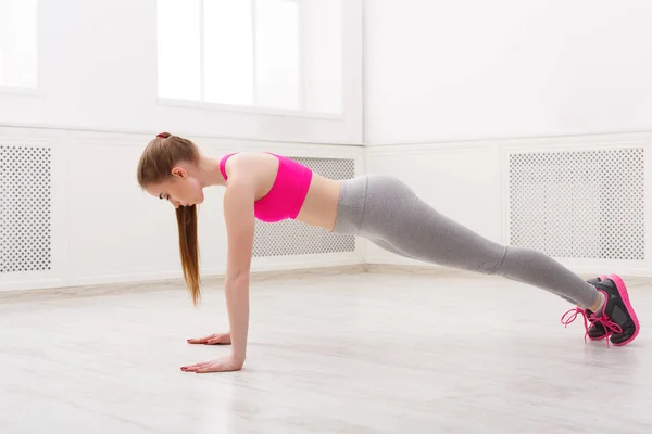 Fitness-Frau Plankentraining vor weißem Hintergrund drinnen — Stockfoto