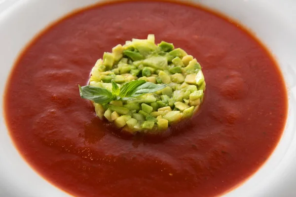 Sopa de tomate frio gaspacho com abacate de perto — Fotografia de Stock