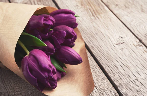 Bouqet di tulipani viola su sfondo di legno — Foto Stock