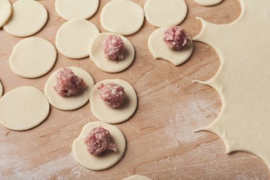 Küçük mantı şekillendirme etli köfte hazırlanması