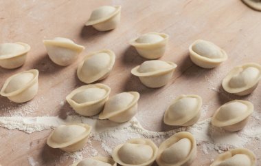 Küçük köfte etli un ile tablo