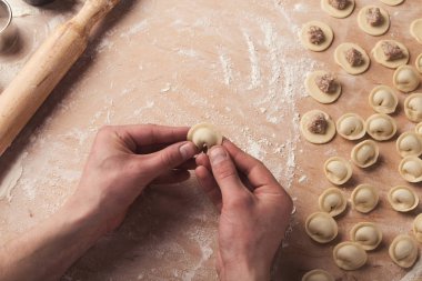 Küçük mantı şekillendirme etli köfte hazırlanması