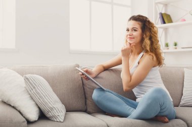 Genç Kızıl saçlı kız dijital tablet vasıl ev ile