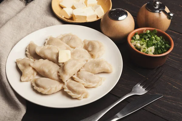 Dumplings con patatas servidas en el restaurante, comida rusa —  Fotos de Stock