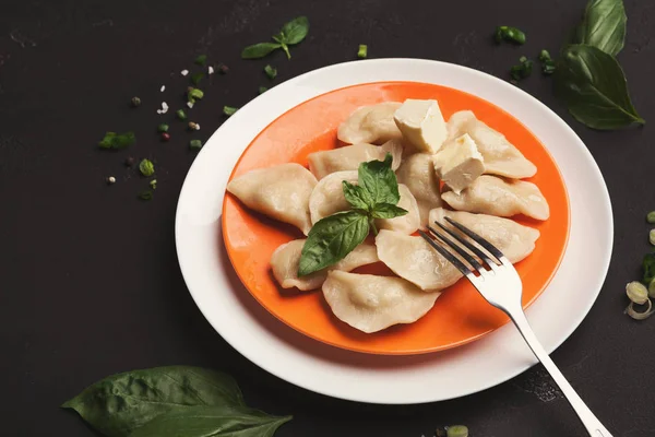 Dumplings met aardappel geserveerd in restaurant, Russisch voedsel — Stockfoto