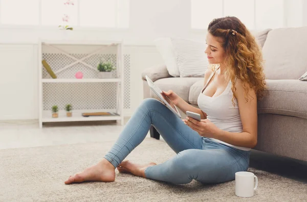 Chica con una tableta en casa — Foto de Stock