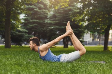 Eğitim yoga yay poz açık havada genç adam