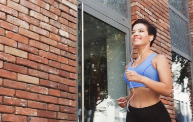 Şehir kopya alanı içinde çalışan genç kadın