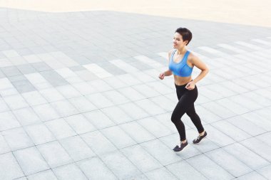 Şehir kopya alanı içinde çalışan genç kadın