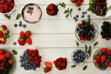 Sağlıklı bir kahvaltı meyve ve yoğurt Beyaz ahşap tablo