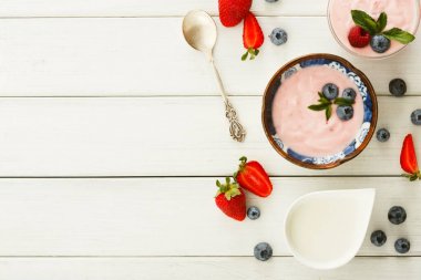Zengin bir beyaz tahta masada Kahvaltı