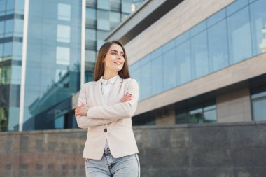 Smart casual beyaz businesswomanoutdoors