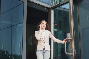 Kendine güvenen genç işkadını üstünde hareket eden söz