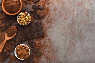 Çikolata parçaları ve kakao gri arka plan, üstten görünüm üzerinde ezilmiş